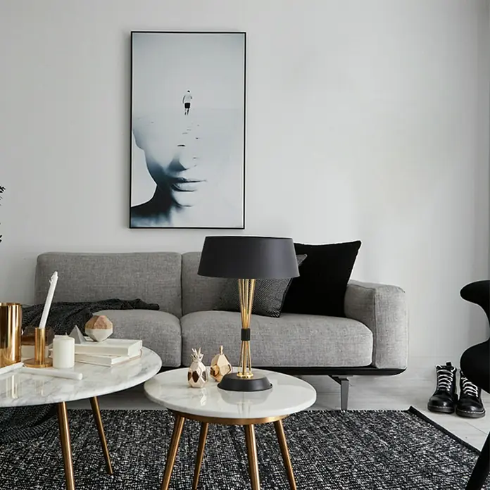 Lámpara de sobremesa - 120 W, L x An x Al: 35 x 35 x 56 cm, Negro, E14 - Elegante salón con lámpara de diseño sobre mesa de mármol y sofá moderno. El arte en blanco y negro añade un toque especial.