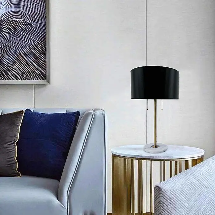 Lámpara de sobremesa - 40 W, L x An x Al: 35 x 35 x 62 cm, Negro, E27 - Elegante lámpara de mesa con pantalla negra y base dorada sobre una mesa auxiliar, mueble elegante para un ambiente acogedor.