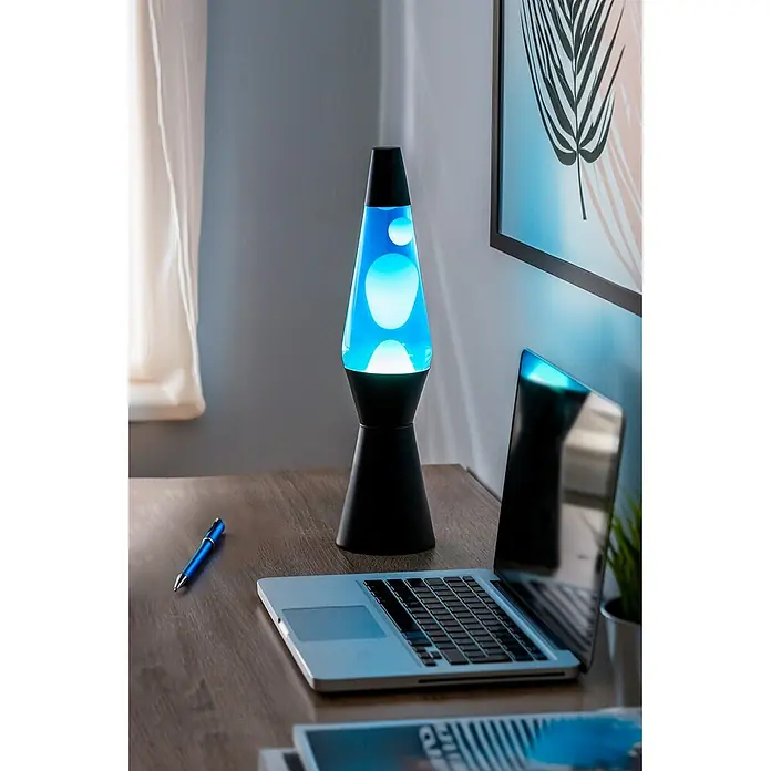 Lámpara de sobremesa decorativa de lava Bullet - 25 W, L x An x Al: 11,5 x 11,5 x 40 cm, Negro - Esta foto muestra una lámpara de lava azul sobre un escritorio, acompañada de un portátil y un bolígrafo.
