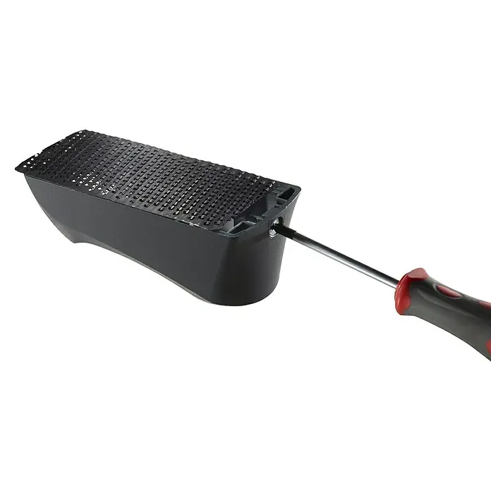 Wolfcraft Escofina plana 4039000 - L x An: 150 x 57 mm, Acero - Una imagen cercana de una rejilla negra para pintura con un mango rojo, utilizada para eliminar el exceso de pintura de los rodillos.