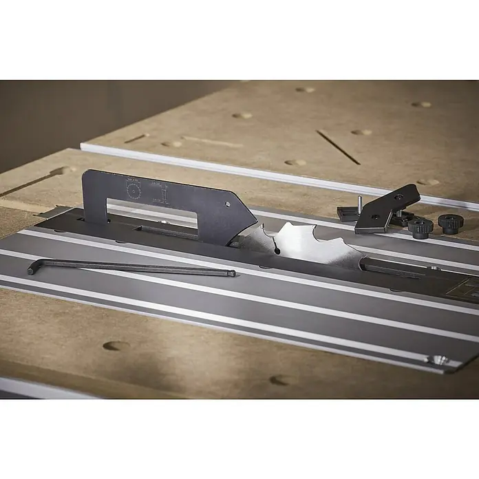 Wolfcraft Cuña de separación divisor 6917000 - Metal - Primer plano de una sierra de mesa en un banco de trabajo, incluyendo accesorios como protección de seguridad y herramientas.