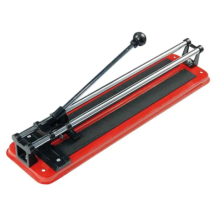 Cortador manual de azulejos - Longitud de corte máx.: 400 mm, Espesor máx. de azulejo: 10 mm - Un cortador de azulejos rojo con mango negro y rieles plateados para cortes precisos. La herramienta es ideal para uso doméstico y profesional.