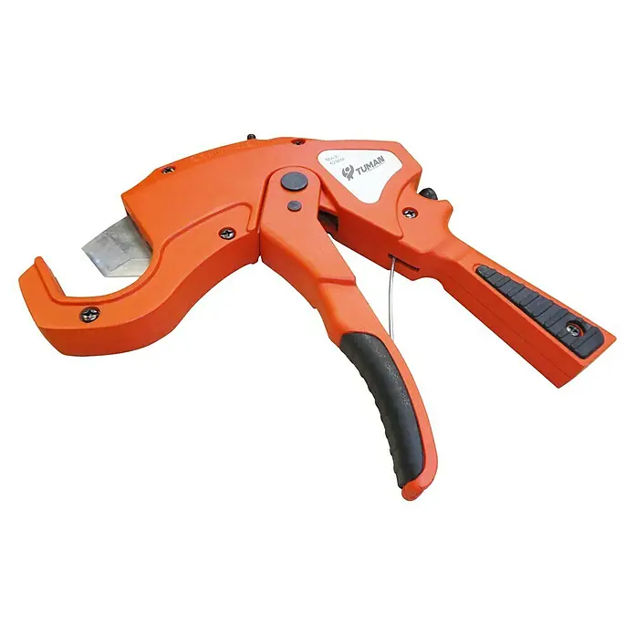 Cortatubos - Máx. Apertura de boca: 42 mm, Específico para: PVC - Cortatubos naranja Tuman, ideal para cortar tubos de hasta 42 mm de diámetro, mostrado sobre un fondo negro.
