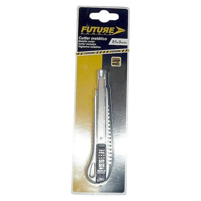Cuchillo cúter metálico - Plateado/Negro - Imagen de un cúter metálico FUTURE en blíster, de 85x9 mm, con Power Grip.