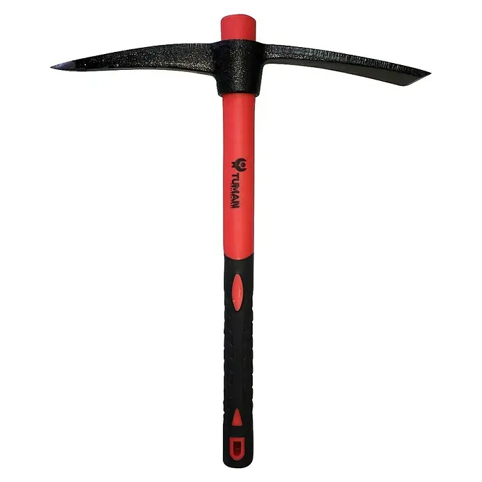 Martillo de albañil con pico y pala - Acero - Primer plano de un pico con cabeza negra y mango rojo adornado con el logotipo "TUMAN".