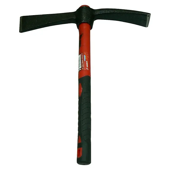 Martillo de albañil con hacha y pala - Acero - Primer plano de una piqueta con mango rojo y cabeza negra. Herramienta duradera para construcción y jardinería.
