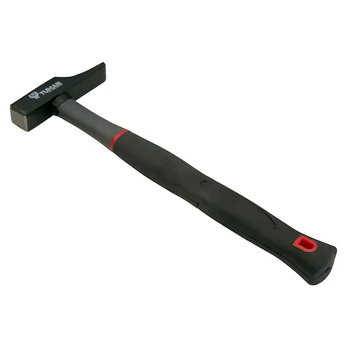 Martillo de albañil 28 mm - Acero - Primer plano de un martillo negro TUMAN con mango antideslizante. Ideal para trabajos detallados y aplicaciones resistentes.