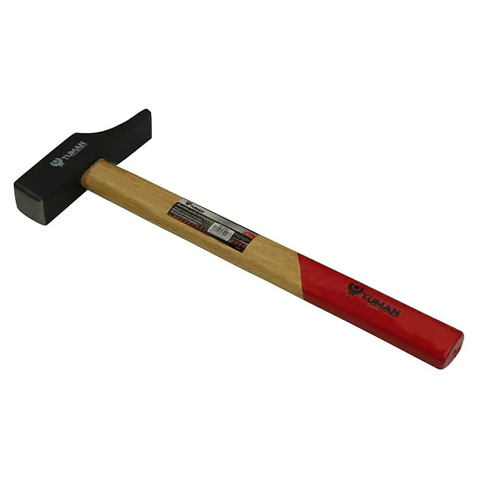 Martillo de albañil 30 mm - Acero - Primer plano de un martillo Tuman, con mango de madera y robusto cabezal negro.