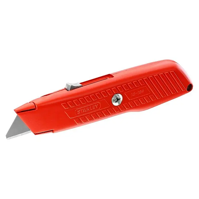 Stanley Cuchillo cúter Tipo 99 E - Largo: 155 mm - Primer plano de un cúter Stanley rojo. Una herramienta esencial para cortar alfombras y otros materiales con precisión.