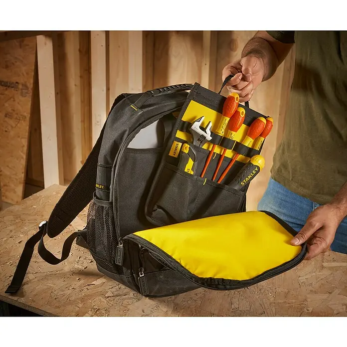 Stanley Mochila para herramientas STST1-72335 - Portátil y accesorio, No incluye herramientas - Primer plano de una mochila de herramientas Stanley con herramientas, que combina durabilidad y comodidad para profesionales.