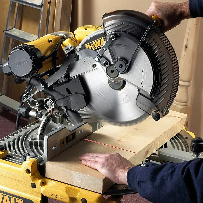 DeWalt Disco de sierra DT4290-QZ - Diámetro: 305 mm, Orificio: 30 mm, 96 ud. - Una sierra de bisel amarillo Dewalt corta con precisión una tabla de madera, con un láser rojo que indica la línea de corte. La manipulación segura es importante.