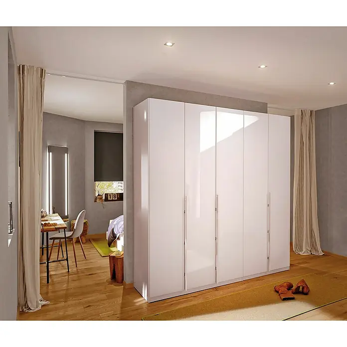 Paulmann Nova LED-Einbauleuchten-Set Plus Coin - L x B x H: 8,4 x 8,4 x 4,5 cm, 3 Stk., Lichtfarbe: Warmweiß, Weiß matt - Eine moderne Einrichtung mit großem, weißen Schrank, der viel Stauraum bietet und das Zimmer optisch teilt.