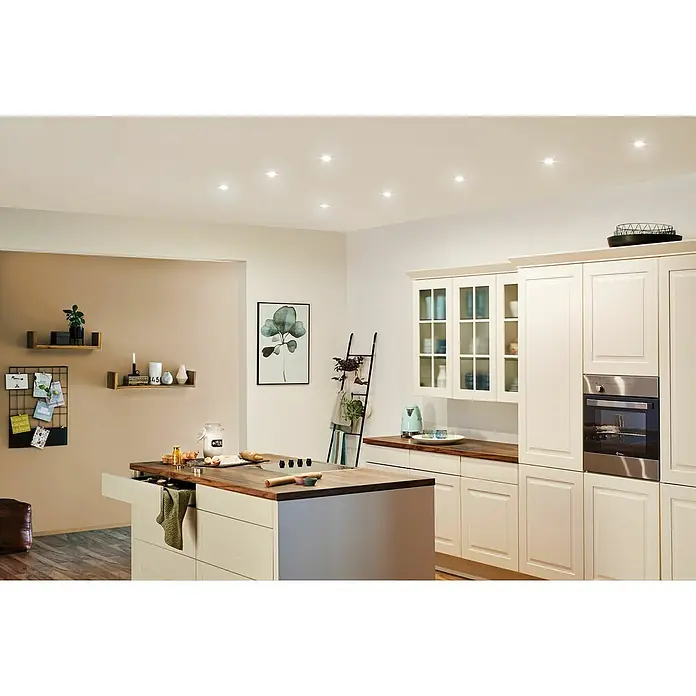 Paulmann Nova LED-Einbauleuchten-Set rund Coin - 3 W, Weiß matt, 3 Stk., Warmweiß - Helle Küche mit Kochinsel. Die Küche verfügt über eine moderne Beleuchtung und helle Möbel. Ideal für Familien und Hobbyköche.