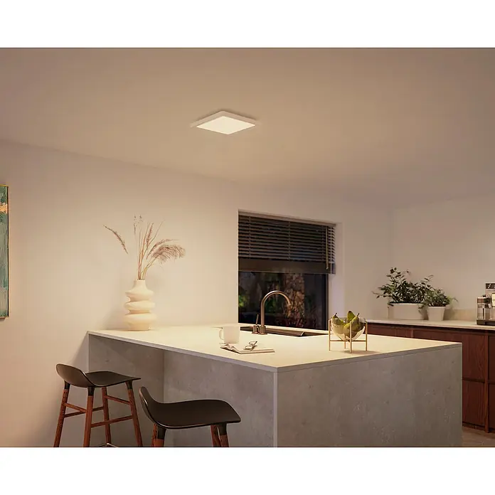 Philips Hue LED-Panel White Ambiance Tento S - 12,6 W, L x B x H: 29,5 x 29,5 x 3,5 cm, Weiß, Warmweiß - Helle, quadratische Deckenleuchte in einer modernen Küche, die den Raum gleichmäßig ausleuchtet und für eine angenehme Atmosphäre sorgt.