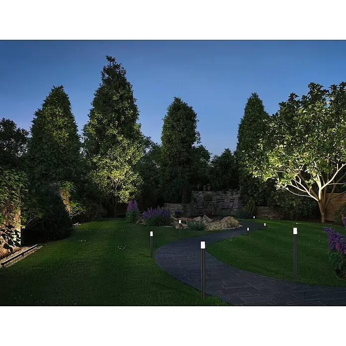 Paulmann Plug & Shine LED-Wegeleuchte Flarea - Schwarz, Höhe: 60 cm, Warmweiß - Beleuchteter Gartenweg mit Pollerleuchten, die eine warme und einladende Atmosphäre schaffen. Die Leuchten betonen den Weg und die grüne Umgebung.