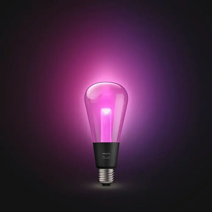 Philips Hue Smart-LED-Lampe Waca Lightguide Edison - E27, Dimmbar, RGBW, 500 lm, 6,8 W, 1 Stk. - Nahaufnahme einer Philips Hue Glühbirne, die in einem strahlenden Magenta leuchtet, perfekt für stimmungsvolle Beleuchtung.