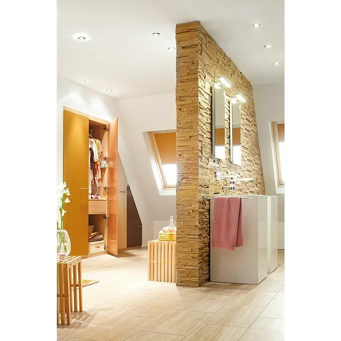 Paulmann Nova LED-Einbauleuchten-Set Coin - L x B x H: 8,4 x 8,4 x 4,5 cm, Weiß matt, 3 Stk., Warmweiß, Dimmbar - Badezimmer mit Waschtisch und Spiegel an einer Wand aus Stein, ein offener Schrank mit Kleidung und ein Fenster sind auch vorhanden.