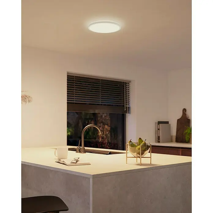 Philips Hue LED-Panel rund White Tento S - 16,6 W, Ø x H: 29,1 x 3,2 cm, Weiß, Warmweiß - Ein modernes, flaches Deckenlicht mit einem schlichten, runden Design erhellt eine stilvolle Küche.