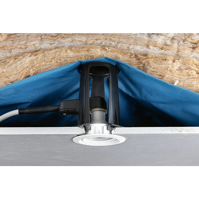 Paulmann Abstandhalter Einbaustrahler - 20 Stk., Höhe: 6 cm, Farbe: Schwarz - Deckeneinbaustrahler mit schwarzer Halterung und Isolierung. Das Licht ist in einer grauen Decke montiert.
