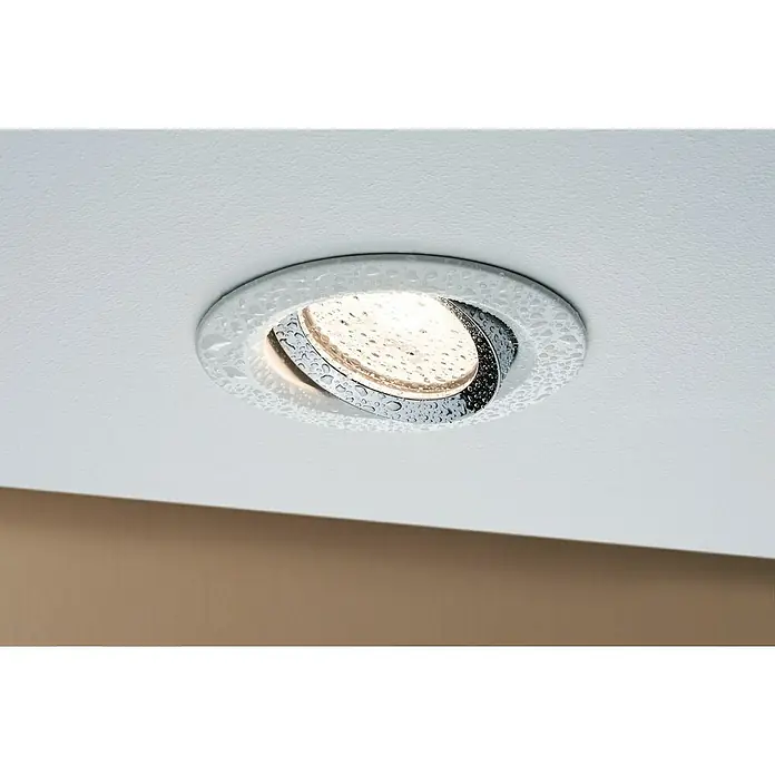 Paulmann Nova LED-Einbauleuchte rund Plus - 35 W, Ø x H: 9,3 x 4,5 cm, Weiß/ Chrom - Diese Nahaufnahme zeigt eine moderne Downlight-Deckenleuchte mit Chromakzenten und Wassertropfen, die einen luxuriösen Touch verleihen.