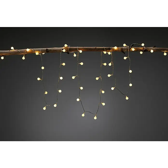 Paulmann Plug & Shine LED-Lichterkette - Außen, Lichtfarbe: Warmweiß, Anzahl Leuchtmittel: 48 Stk., Länge: 5 m - Diese Aufnahme zeigt eine Lichterkette mit warmweißen Lichtern, die um einen Ast gewickelt ist und nach unten hängt.