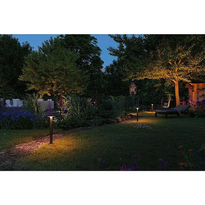 Paulmann Plug & Shine LED-Außenleuchte Plate insektenfreundlich - 7 W, Bernstein, IP44, Farbtemperatur: 2.200 K - Eine malerische Gartenansicht bei Nacht mit modernen Wegeleuchten, die einen warmen Schein verbreiten und die Szene beleben.