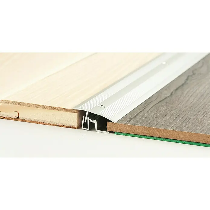 LOGOCLIC Übergangsprofil 401 - Silber, 0,9 m x 38 mm, Montageart: Schrauben - Profilschiene für Bodenbeläge, die zwei verschiedene Bodenarten elegant miteinander verbindet und einen nahtlosen Übergang schafft.