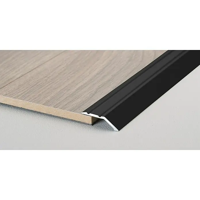 LOGOCLIC Abschlussprofil 146 - Schwarz, 0,9 m x 32 mm, Montageart: Kleben - Nahaufnahme einer schwarzen Treppenkante, die auf einem Bodenbelag aus hellem Holz montiert ist.