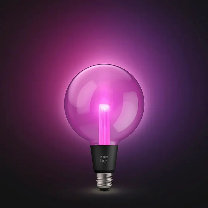 Philips Hue Smart-LED-Lampe Waca Lightguide Globe - E27, Dimmbar, RGBW, 500 lm, 6,8 W, 1 Stk., G125 - Nahaufnahme einer Philips Hue Filament-Glühbirne G125 in Magenta, die ein stimmungsvolles, intelligentes Lichterlebnis bietet.