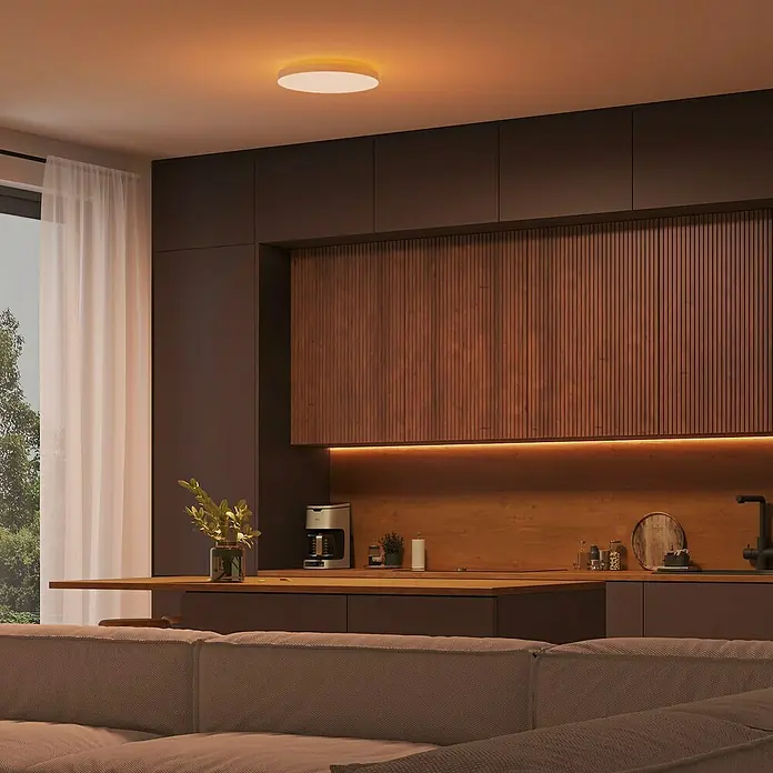 Philips LED-Deckenleuchte rund Datura - 67 W, Ø x H: 60 x 5 cm, Weiß, RGBW - Moderne Deckenleuchte in einem stilvollen Wohnraum. Das warmes Licht erhellt den Raum und sorgt für eine angenehme Atmosphäre.