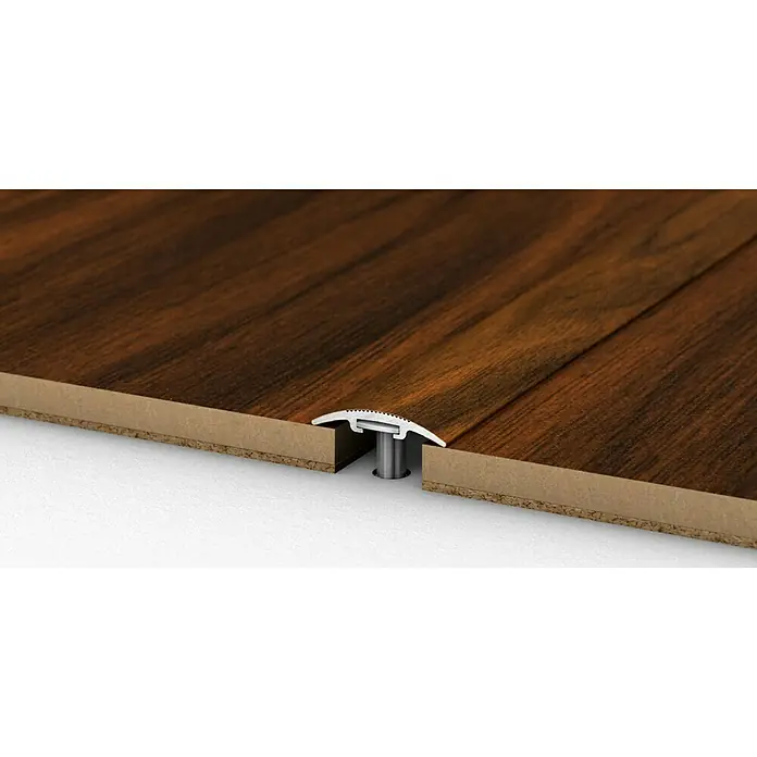 LOGOCLIC Übergangsprofil 201 - Nussbaum, 0,9 m x 30 mm, Montageart: Schrauben - Detailaufnahme eines T-Profil Übergangsstücks zwischen zwei Holzböden, das für einen sauberen und professionellen Abschluss sorgt.