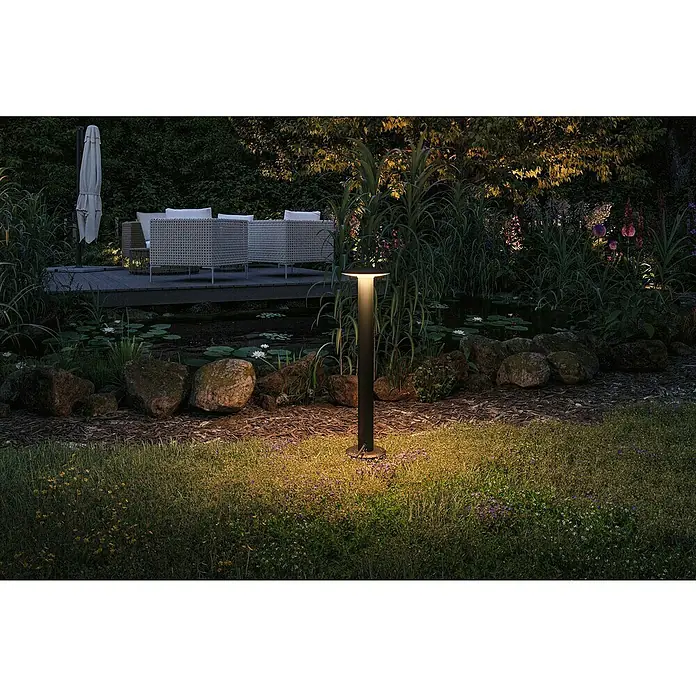 Paulmann Plug & Shine LED-Außenleuchte Plate insektenfreundlich - 7 W, Bernstein, IP44, Farbtemperatur: 2.200 K - Eine moderne Gartenleuchte beleuchtet einen idyllischen Garten mit Teich und Sitzbereich. Die Lampe sorgt für stimmungsvolle Atmosphäre.