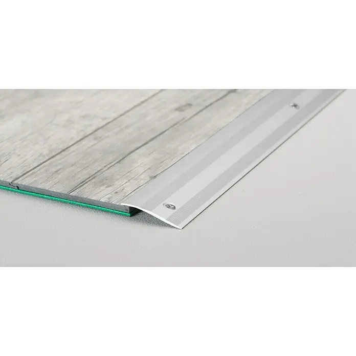 LOGOCLIC Rampenprofil 262 - Silber, 0,9 m x 28 mm, Montageart: Schrauben - Detailaufnahme eines Übergangsprofils aus Aluminium für Bodenbeläge, das eine saubere und sichere Verbindung zwischen zwei Böden schafft.