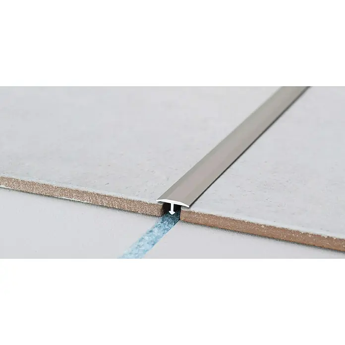LOGOCLIC T-Profil 265 - Edelstahl matt, 2,7 m x 14 mm, Montageart: Kleben - Edelstahlfarbene Übergangsleiste zwischen zwei Fliesen, die einen sauberen und eleganten Übergang schafft.\n