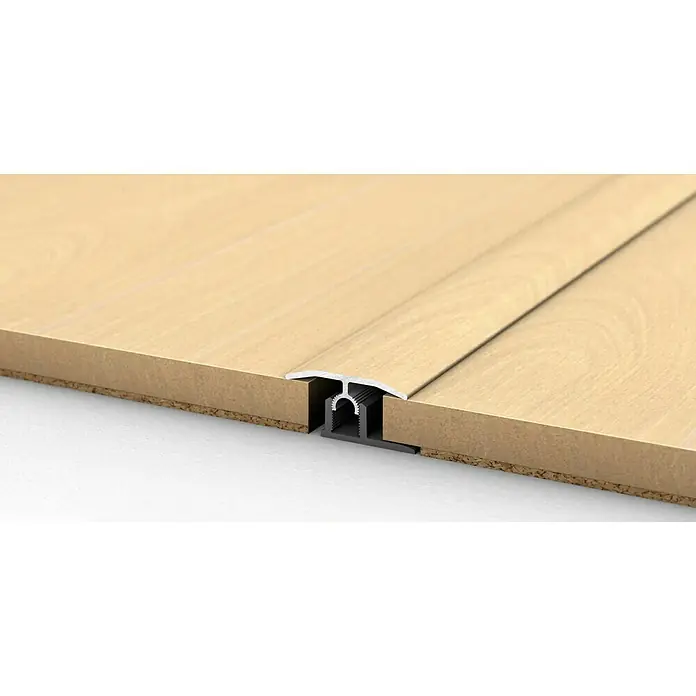 MyStyle MyArt Universalprofil 3in1 Desperados Oak - 1 m x 34 mm x 15 mm, Montageart: Stecken - Produktansicht einer Bodenübergangsleiste in Silber und Schwarz, die zwei Holzböden verbindet. Ideal für nahtlose Übergänge.