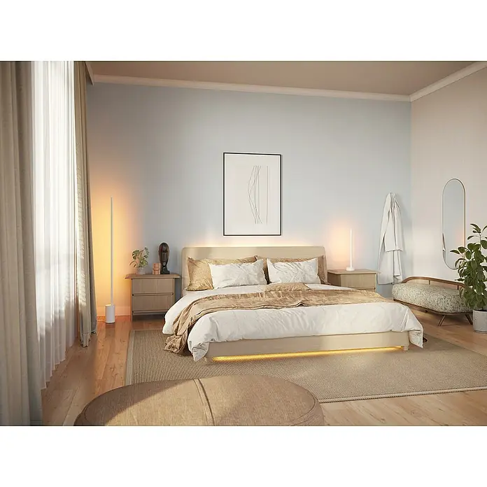 Philips Hue LED-Stehleuchte Signe - 29 W, Höhe: 145 cm, Weiß, RGBW - Schlafzimmer mit einem hellen Bett und einem modernen Nachttischlampe. Gemütliches Ambiente durch gedämpftes Licht.