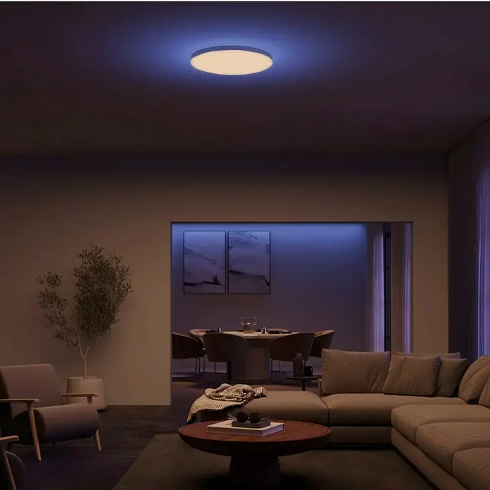 Philips LED-Deckenleuchte rund Datura - 48 W, Ø x H: 39,5 x 5 cm, Weiß, RGBW - Schönes Wohnzimmer mit einer modernen runden Deckenleuchte, die warmes Licht spendet und eine gemütliche Atmosphäre schafft.