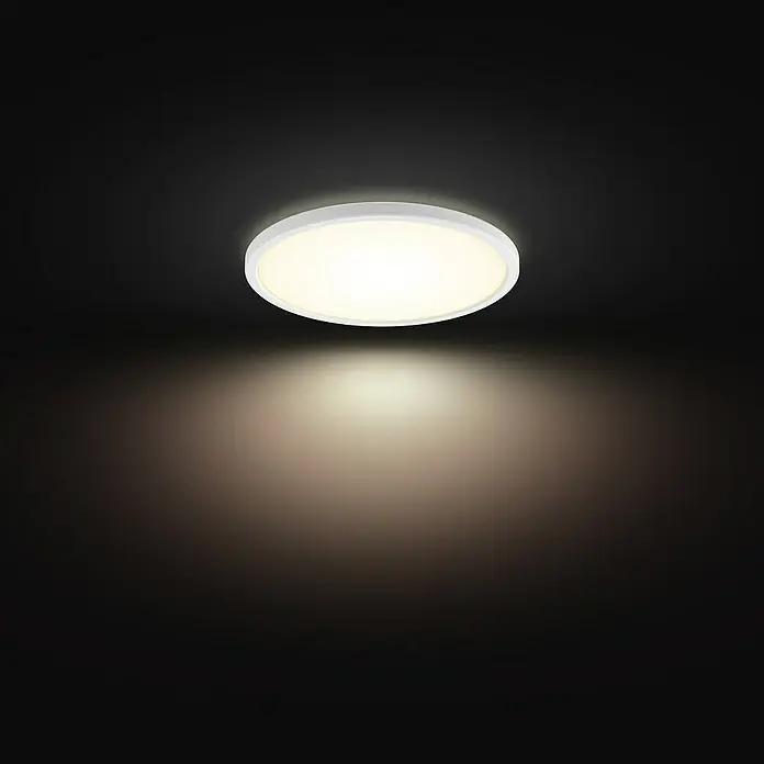 Philips Hue LED-Panel rund White Tento S - 16,6 W, Ø x H: 29,1 x 3,2 cm, Weiß, Warmweiß - Weiße Deckenleuchte strahlt hell in einem dunklen Raum und sorgt für eine angenehme Atmosphäre.