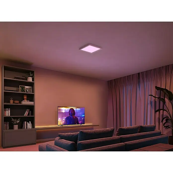 Philips Hue LED-Panel White & Color Ambiance Tento S - 10,6 W, L x B x H: 29,5 x 29,5 x 3,5 cm, Weiß, RGBW - Das Bild zeigt eine moderne Deckenleuchte in einem Wohnzimmer, die für eine stimmungsvolle Beleuchtung sorgt. Perfekt für gemütliche Abende.