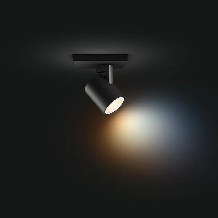 Philips Hue LED-Deckenstrahler White Ambience Runner Erweiterung - 4,2 W, L x B x H: 9 x 11 x 10,7 cm, Schwarz, Mehrfarbig - Nahaufnahme einer schwarzen Deckenleuchte mit verstellbarem Spot und warmweißem Lichtkegel, ideal für Akzentbeleuchtung im Innenraum.