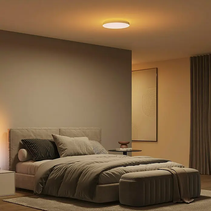 Philips LED-Deckenleuchte rund Datura - 48 W, Ø x H: 39,5 x 5 cm, Weiß, RGBW - Schlafzimmer mit moderner Deckenleuchte in warmem Licht, die eine gemütliche Atmosphäre schafft. Die Lampe ist schlicht und elegant.