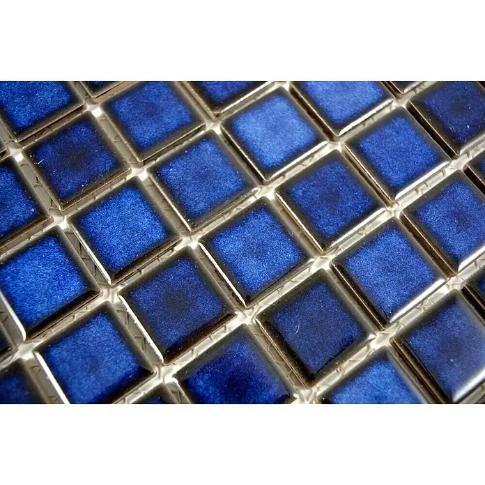 Mosaikfliese Quadrat Uni M 451 - 32,6 x 30 cm, Kobaltblau, Glänzend - Nahaufnahme von dunkelblauen Keramikmosaikfliesen, die ein elegantes und modernes Design für Badezimmer oder Küchenrückwände bieten.