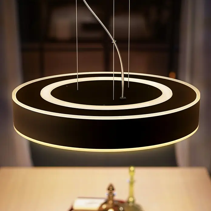 Philips Hue LED-Pendelleuchte rund White Ambience Enrave - 34 W, Ø x H: 42,5 x 12,5 cm, Schwarz, Kaltweiß - Moderne LED-Hängeleuchte in Ringform. Das Design ist schwarz mit hellen, leuchtenden Akzenten. Perfekt für Esszimmer oder Wohnbereiche.
