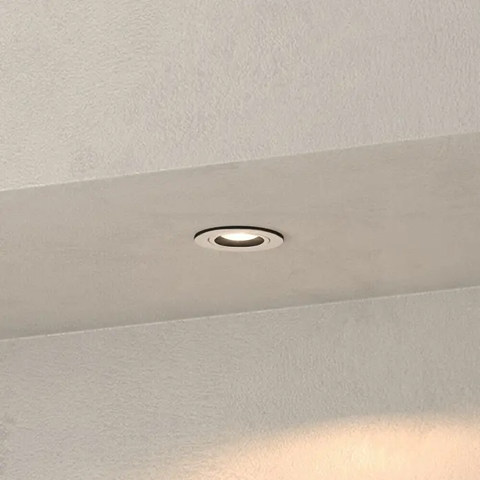Philips Hue LED-Einbauspot White Ambience Recessed Milliskin - 4,2 W, Ø x H: 9 x 10 cm, Alu, 1 Stk., Kaltweiß - Einbauleuchte in einer Decke. Die Leuchte ist rund und gibt ein warmes, helles Licht ab.
