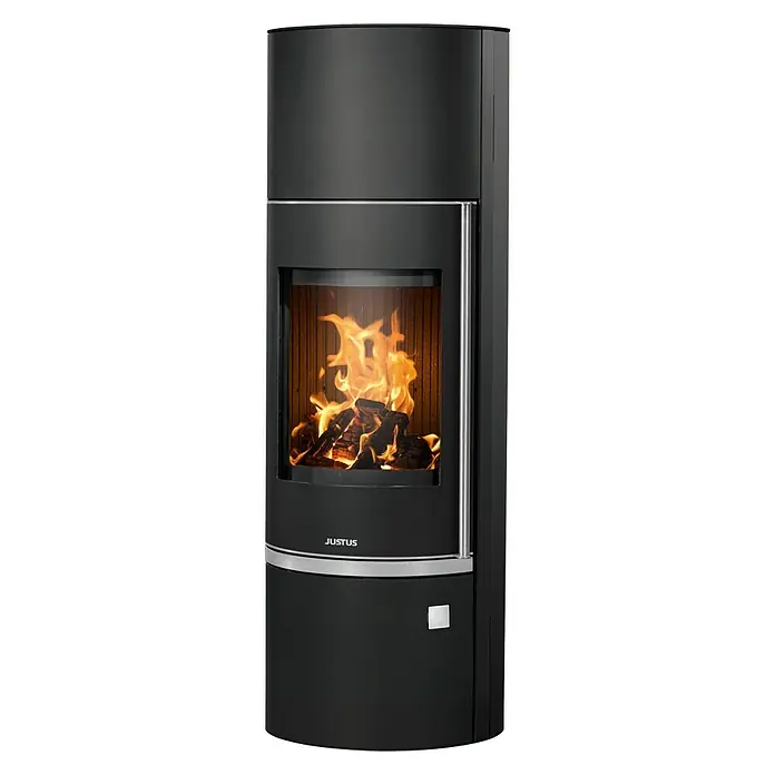 Justus Kaminofen Faro Aqua 2.0 - 8,5 kW, Raumheizvermögen: 200 m³, Material Verkleidung: Stahl, Schwarz, Zeitbrand - Ein schwarzer Justus Kaminofen mit einem brennenden Feuer im Inneren, ideal für gemütliche Abende und effiziente Wärme.