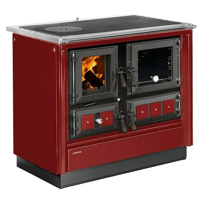 Justus Küchenherd Rustico-90 2.0 - 7 kW, Raumheizvermögen: 144 m³, Backofen rechts, Bordeaux - Das Bild zeigt einen roten Justus-Holzherd mit Kochfeld und Backofen. Im Feuerraum brennt ein Holzfeuer, was eine gemütliche Atmosphäre schafft.