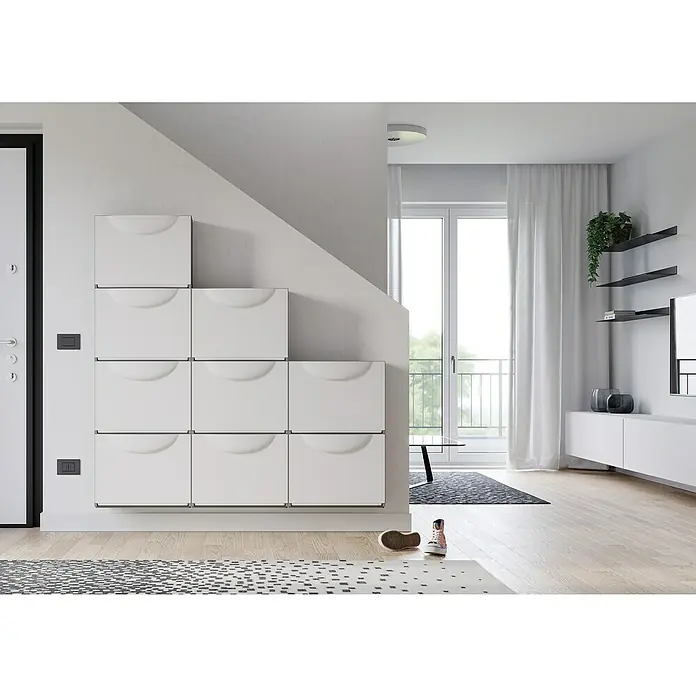 Terry Harmony Box Zapatero - L x An x Al: 51 x 19 x 39 cm, Blanco, Número de compartimentos: 1 ud. - Solución moderna para guardar zapatos: Los zapateros blancos están dispuestos debajo de una escalera para ahorrar espacio.