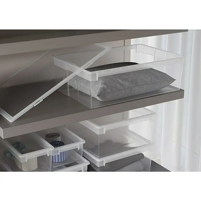 Terry Light Box Caja de almacenaje - 17,8 x 20,4 x 10 cm, Capacidad volumétrica: 2,5 l - Estantes con cajas de almacenamiento transparentes llenas de almohadas, mantas y otros artículos. Organización práctica en el armario.