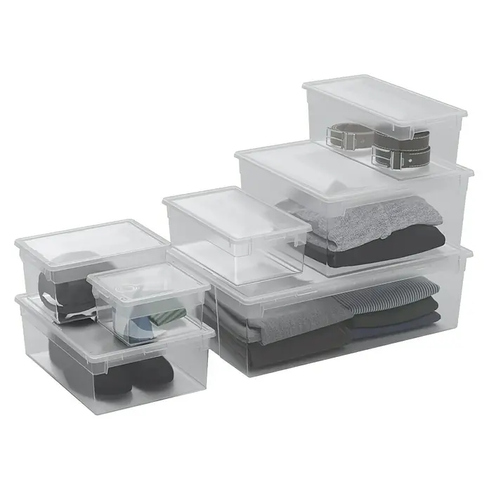 Terry Light Box Caja de almacenaje - 17,8 x 20,4 x 10 cm, Capacidad volumétrica: 2,5 l - Cajas de almacenamiento transparentes en varios tamaños, apiladas y llenas de artículos como ropa, zapatos y cinturones.