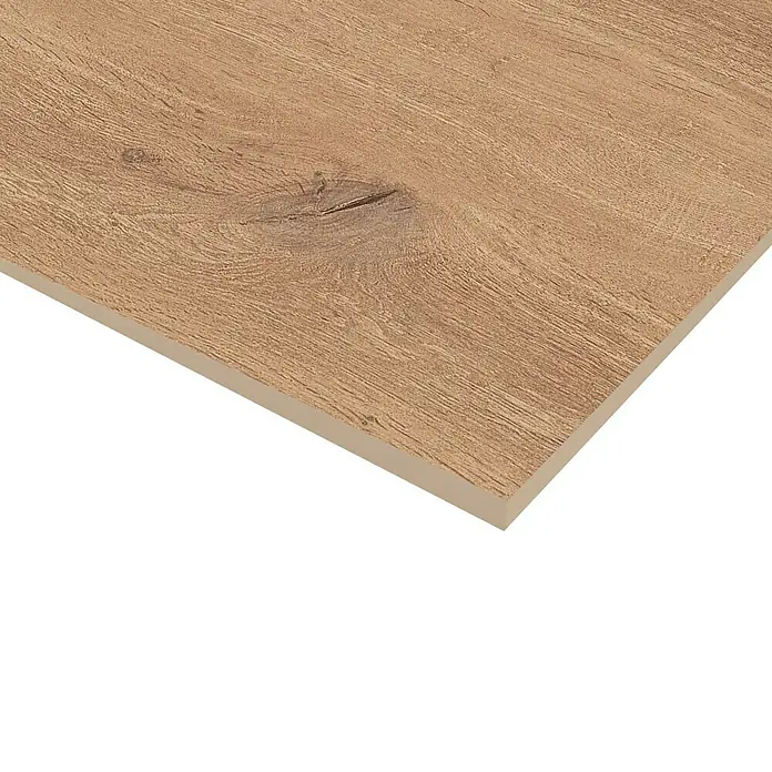 Atlas Concorde Solution Fable Feinsteinzeugfliese Honey - 20 x 120 cm, Hellbraun, Matt - Nahaufnahme einer Holzplatte mit natürlicher Maserung und warmen Farbtönen, ideal für Möbel oder Bodenbeläge.